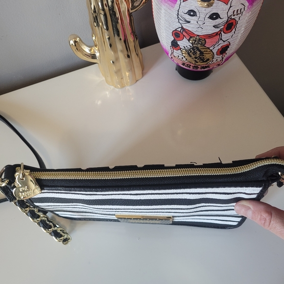 Betsey Johnson Wallet Bag, VGUC - Picture 4 of 8